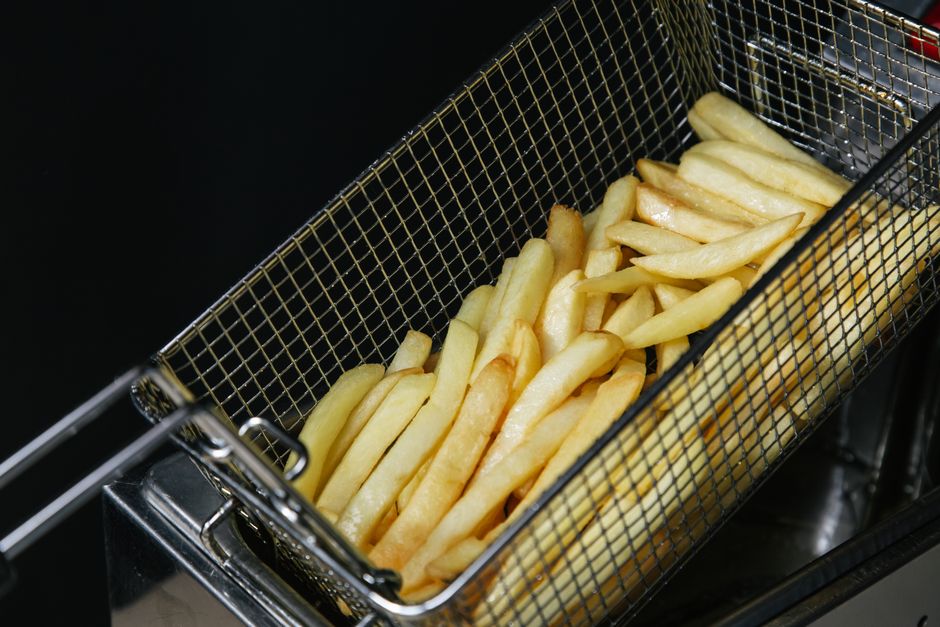 Sprøde pommes frites i en fritérkurv af metal