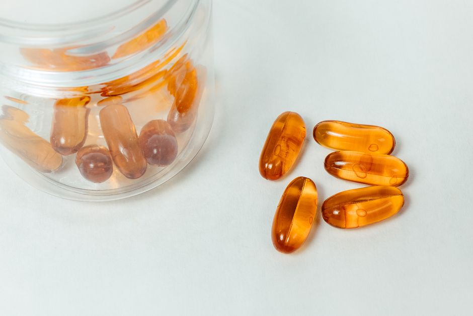 En beholder med vitaminkapsler