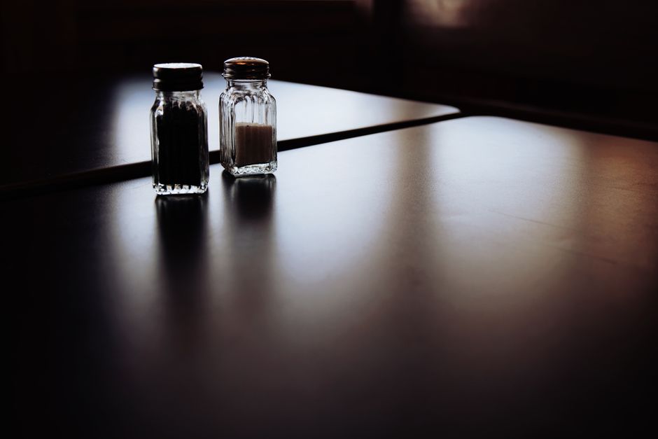 Salt- og peberbøsser stående på et bord