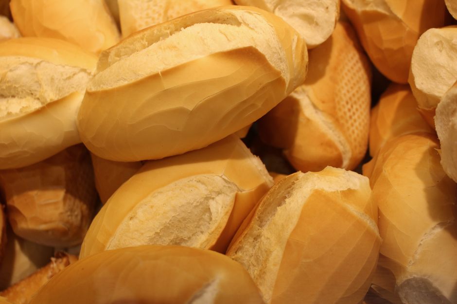Nærbillede af nybagte brødskorper