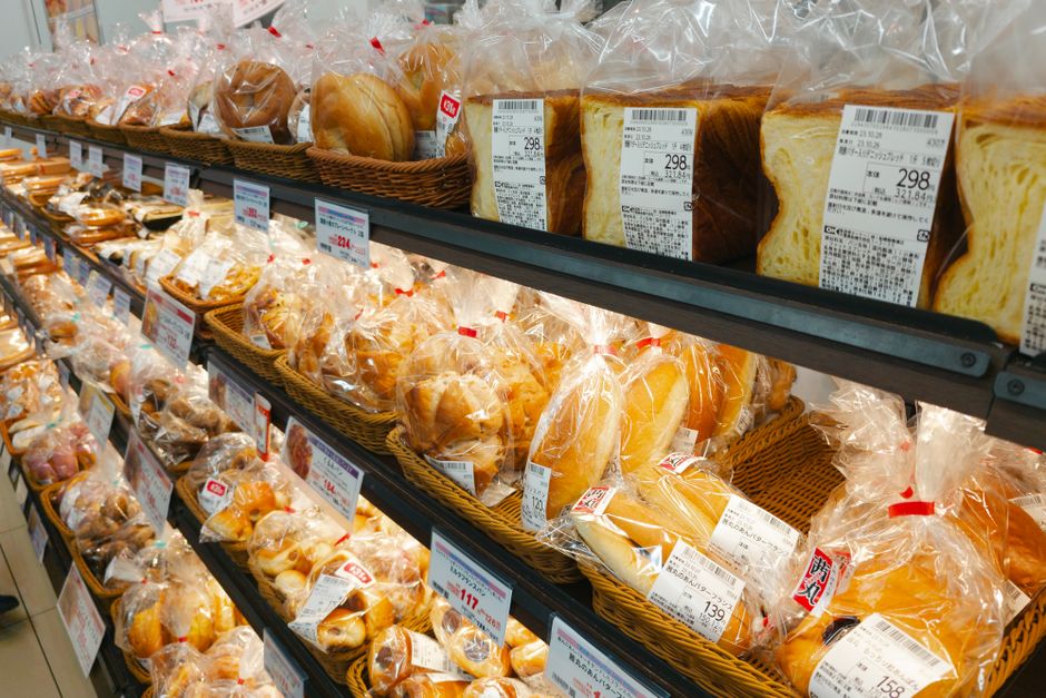 Hylder med indpakkede brød i et supermarkeds bagerafdeling