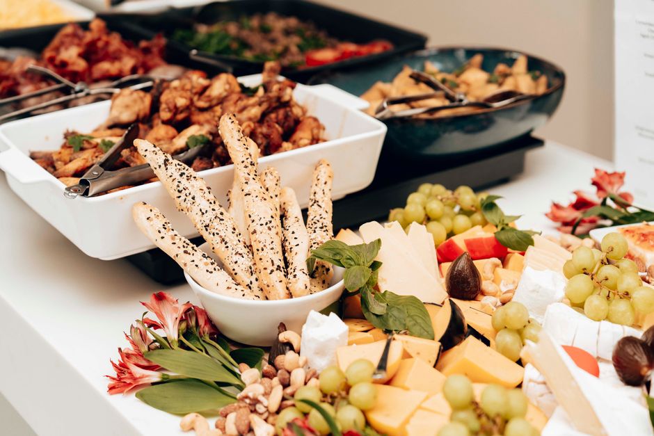 Et buffetbord med et udvalg af oste og snacks