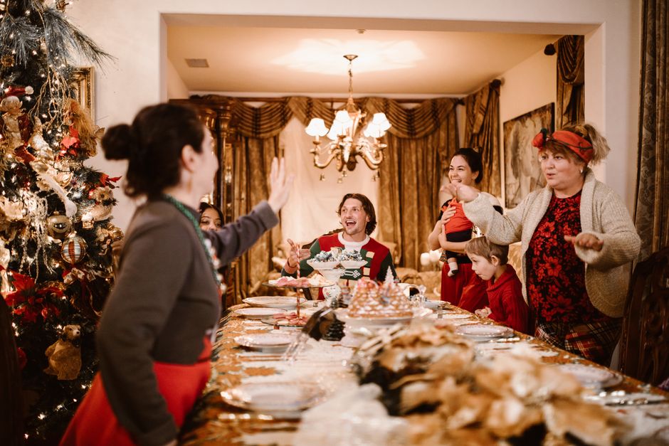 En familie samlet om bordet til et festmåltid