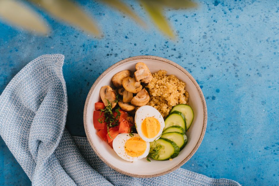 En skål med quinoa, æg, svampe, tomater og agurk