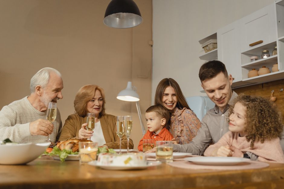 Familie der spiser sammen ved spisebordet
