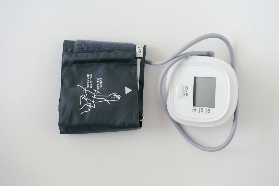 Nærbillede af en blodtryksmanchet og et manometer